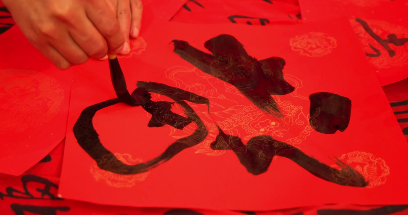 迎新年红纸上用毛笔写福字慢动作视频素材画面3