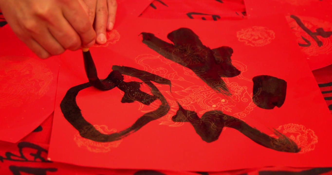 迎新年红纸上用毛笔写福字慢动作视频素材画面4