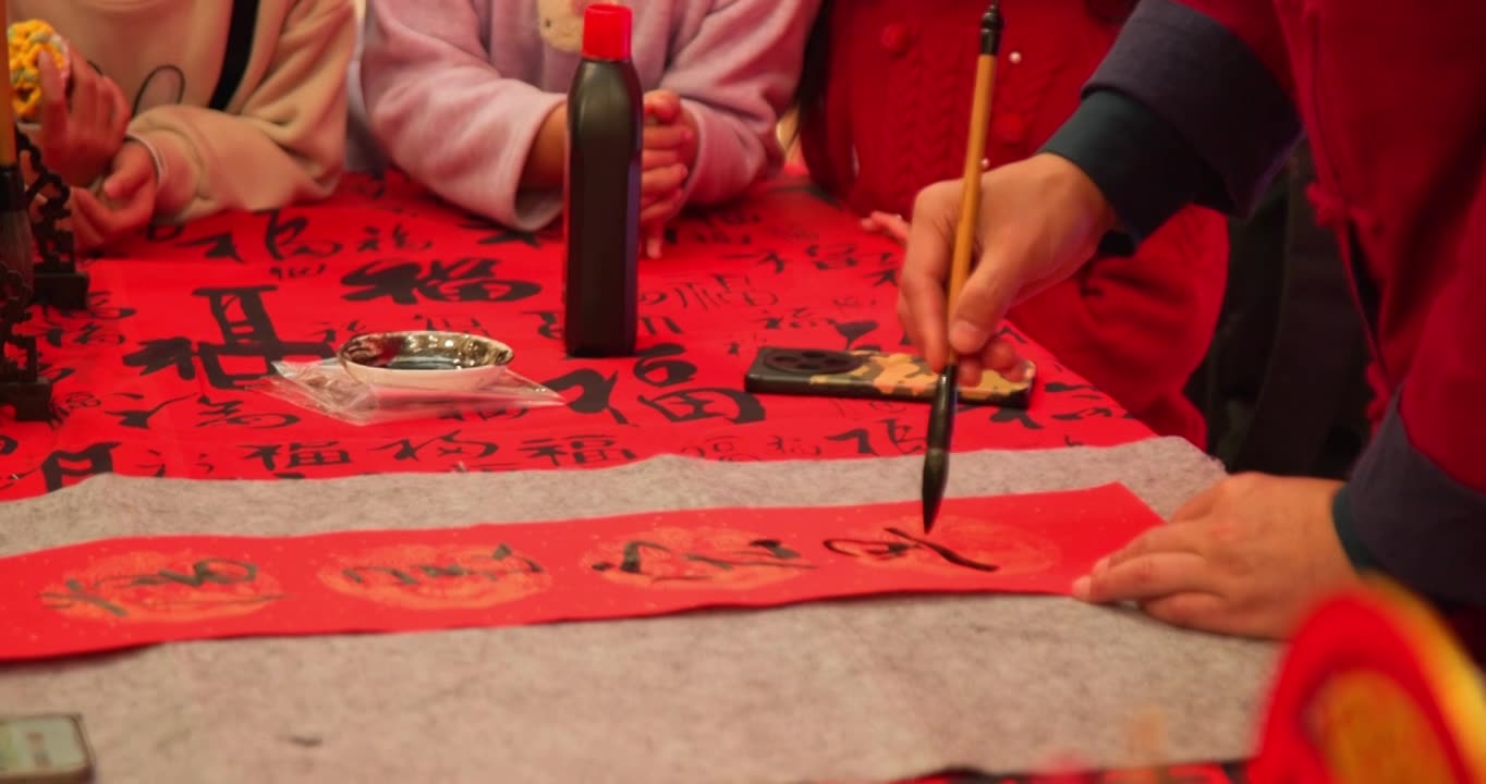迎新年写春联写对联喜庆氛围高速摄影视频素材画面1