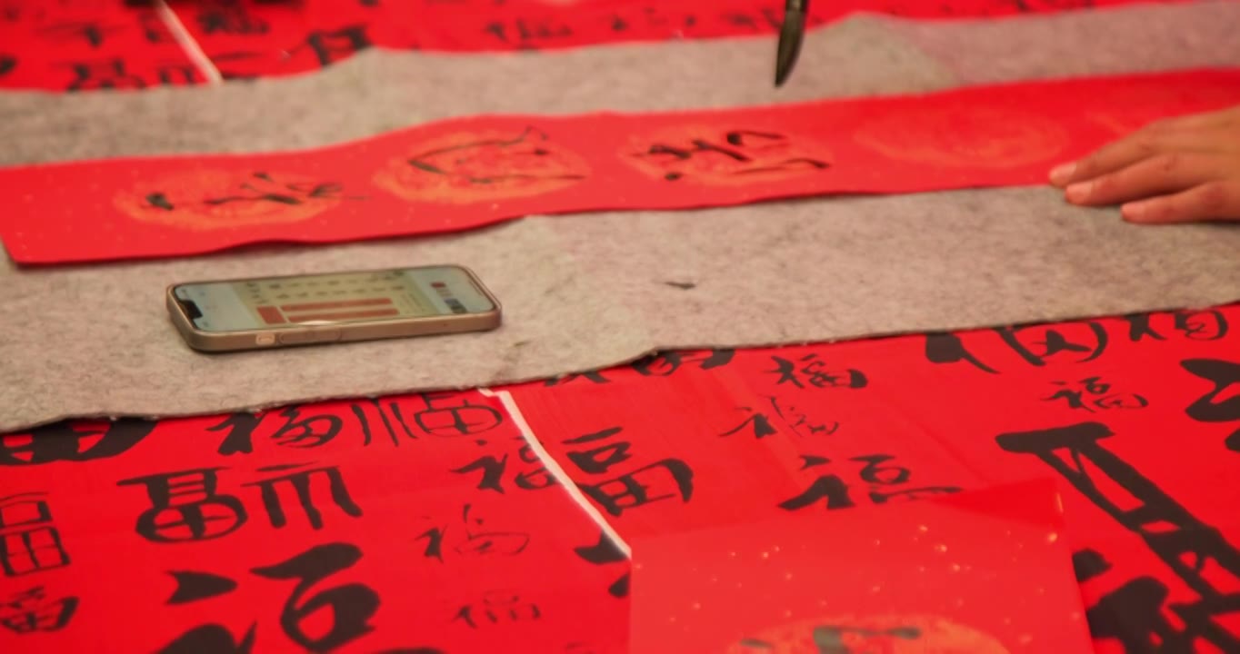 迎新年写春联写对联喜庆氛围高速摄影视频素材画面1