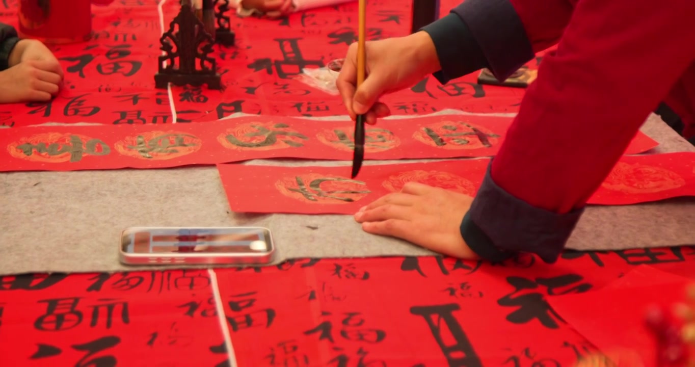 迎新年写春联写对联喜庆氛围高速摄影视频素材画面4