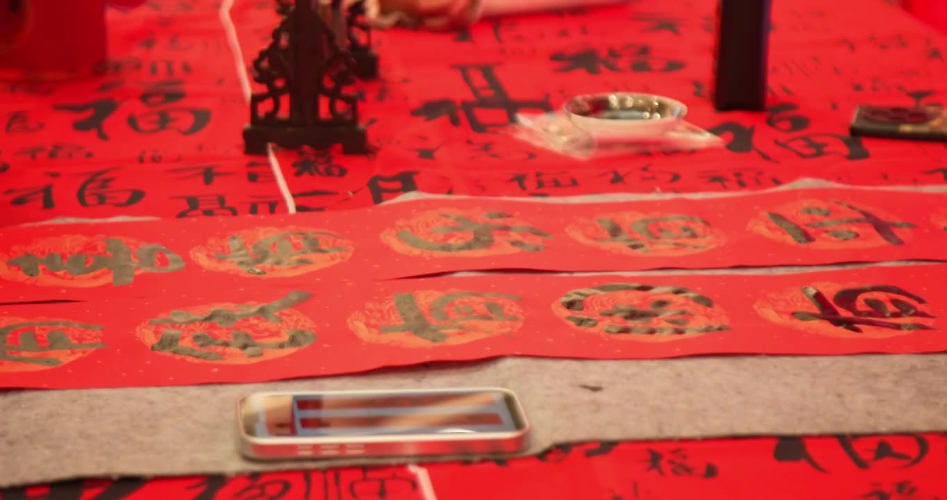 迎新年写春联写对联喜庆氛围高速摄影视频素材画面1