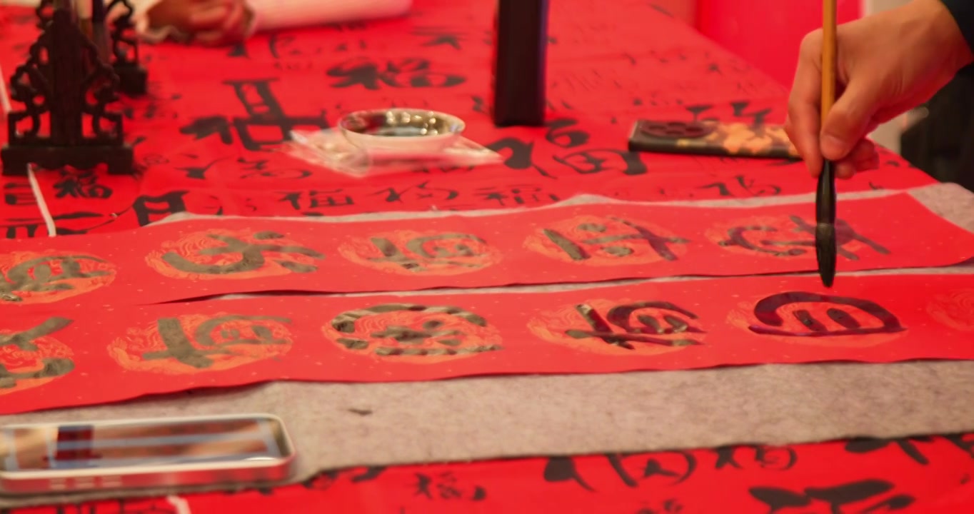 迎新年写春联写对联喜庆氛围高速摄影视频素材画面3