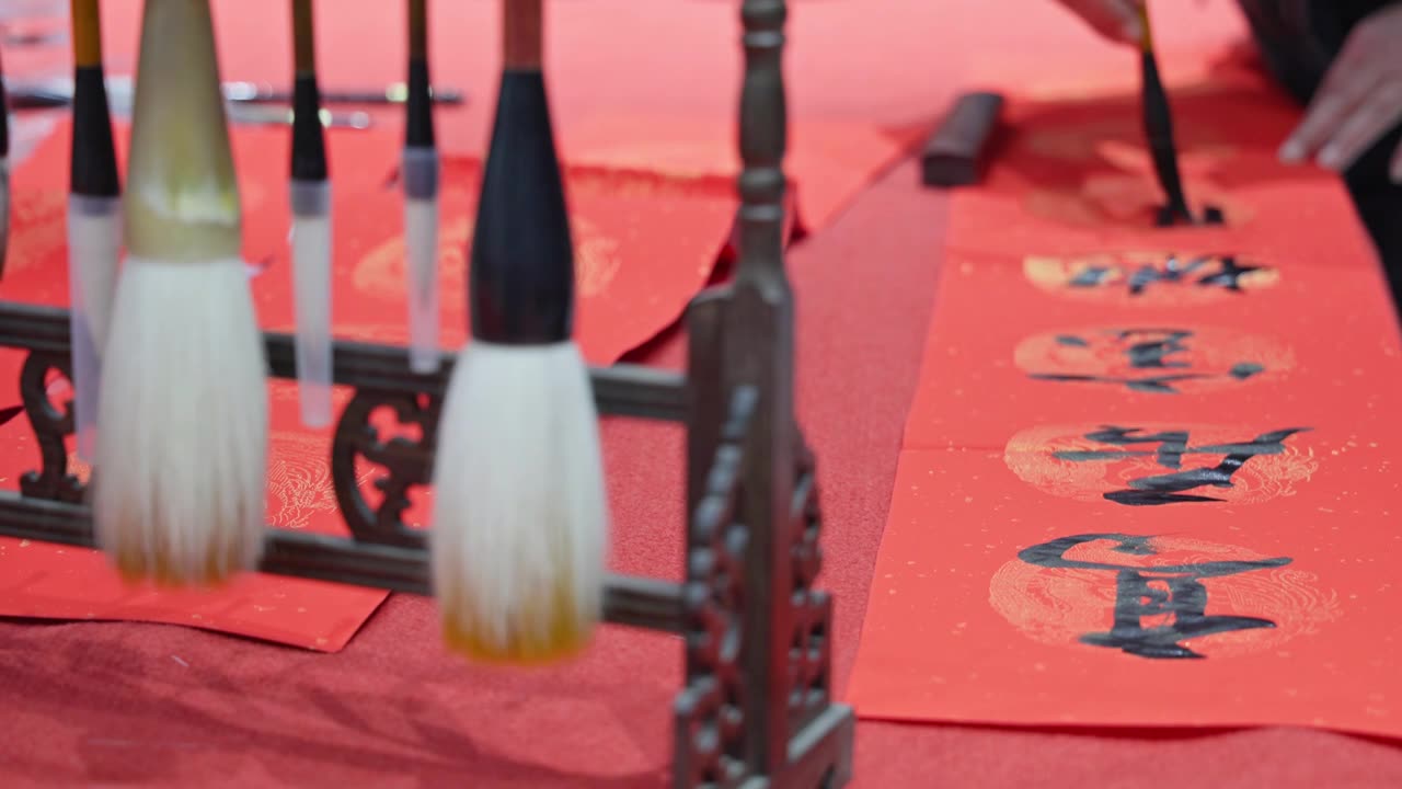 写对联迎新年视频素材画面1