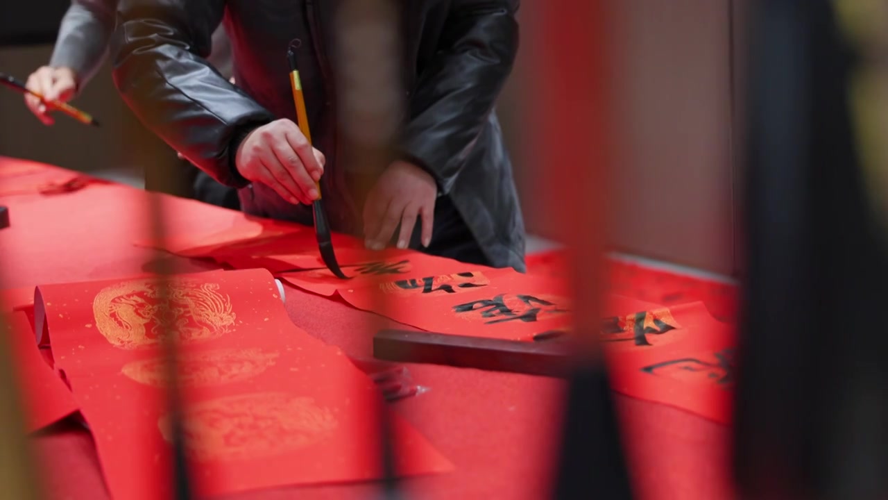 老人练习书法写对联的特写视频素材画面3