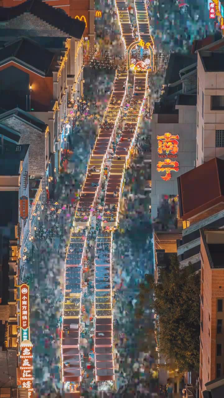 广西南宁中山路夜市夜景人流延时摄影视频素材画面1