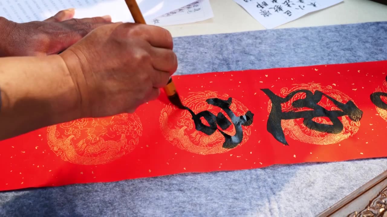 中国春节毛笔书写春联对联特写视频素材画面1
