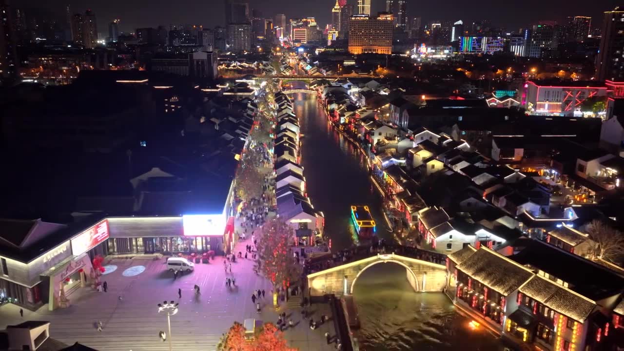 航拍无锡清名桥古运河街区夜景视频素材画面1