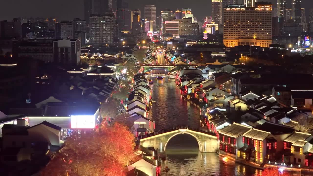 航拍无锡清名桥古运河街区夜景视频素材画面1