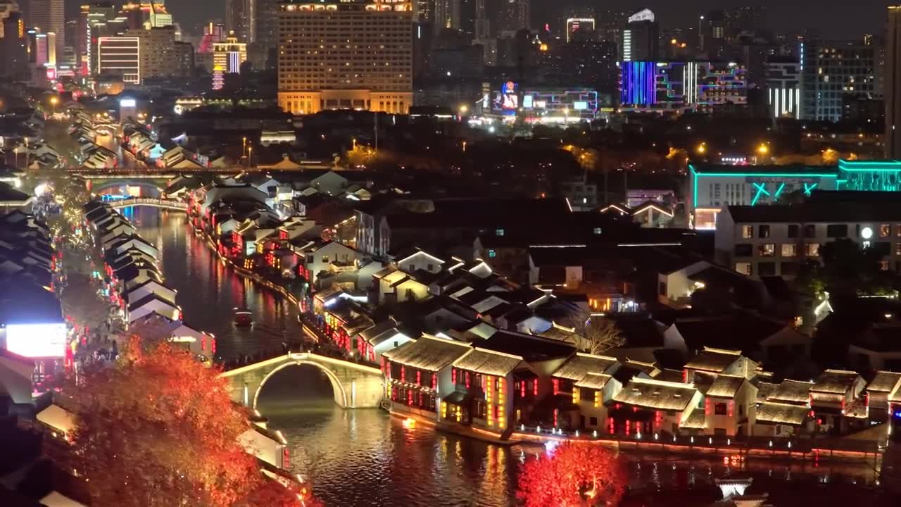 航拍无锡清名桥古运河街区夜景视频素材画面1