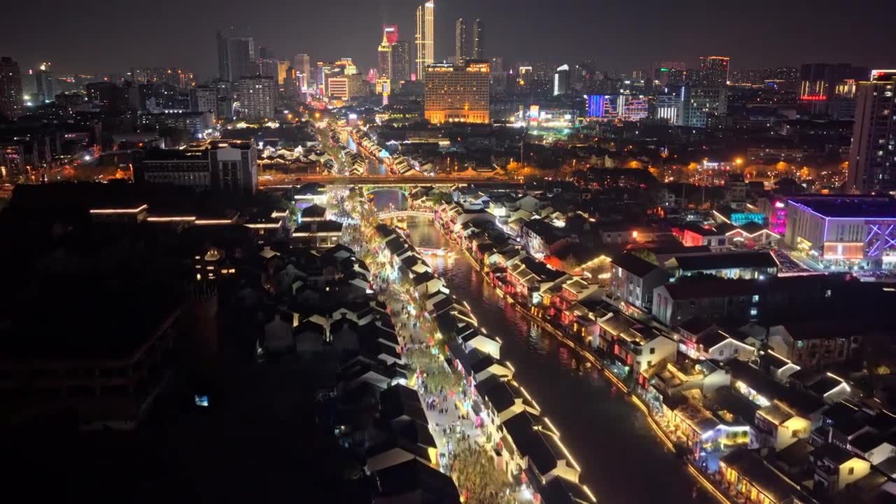 航拍无锡清名桥古运河街区夜景视频素材画面1