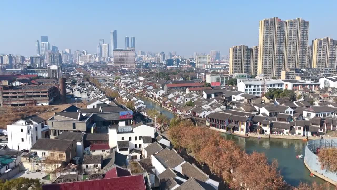 航拍无锡清名桥古运河街区与高楼大厦城市天际线视频素材画面1