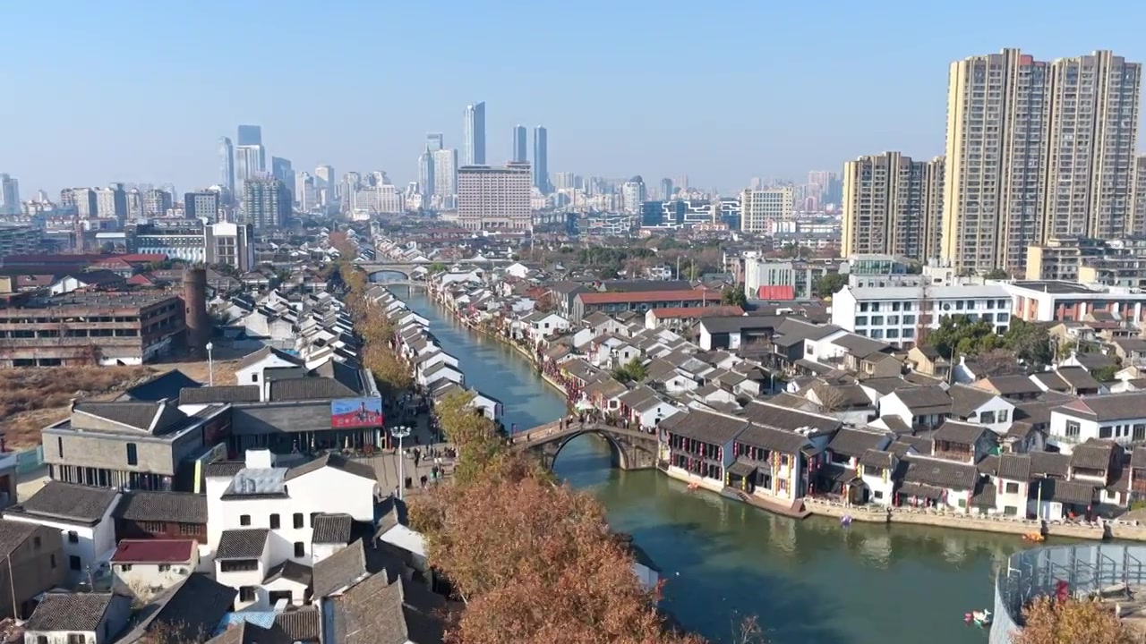 航拍无锡清名桥古运河街区与高楼大厦城市天际线视频素材画面3