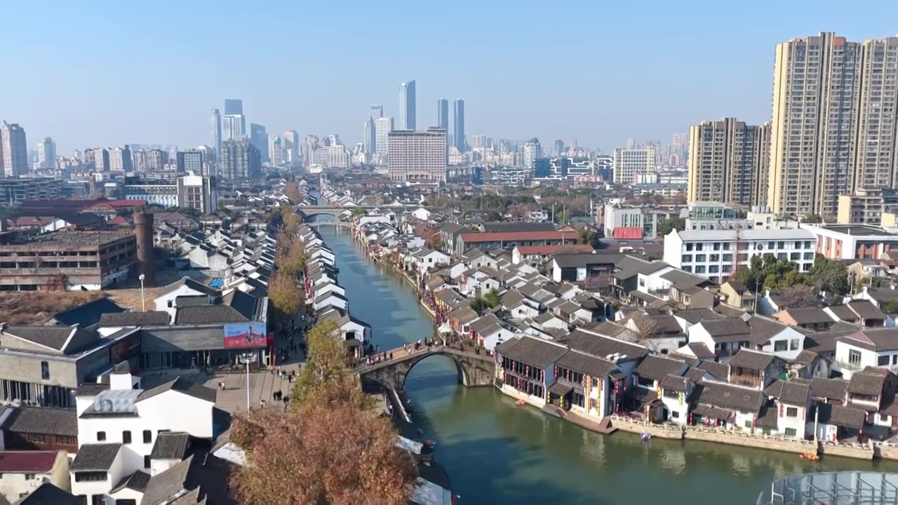 航拍无锡清名桥古运河街区与高楼大厦城市天际线视频素材画面4