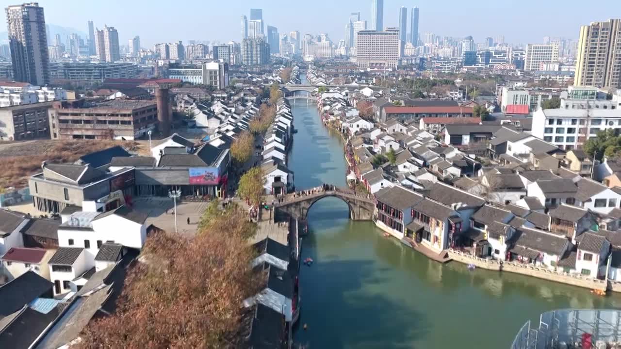 航拍无锡清名桥古运河街区与高楼大厦城市天际线视频素材画面1