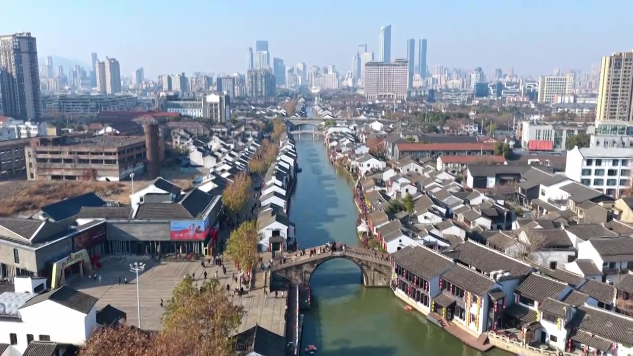 航拍无锡清名桥古运河街区与高楼大厦城市天际线视频素材画面3