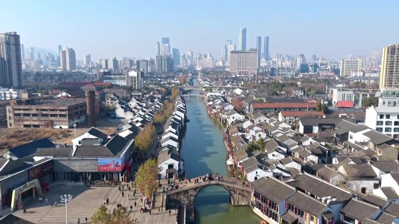 航拍无锡清名桥古运河街区与高楼大厦城市天际线视频素材画面4