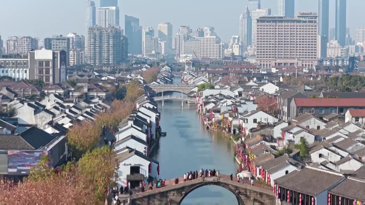 航拍无锡清名桥古运河街区与高楼大厦城市天际线视频素材画面1