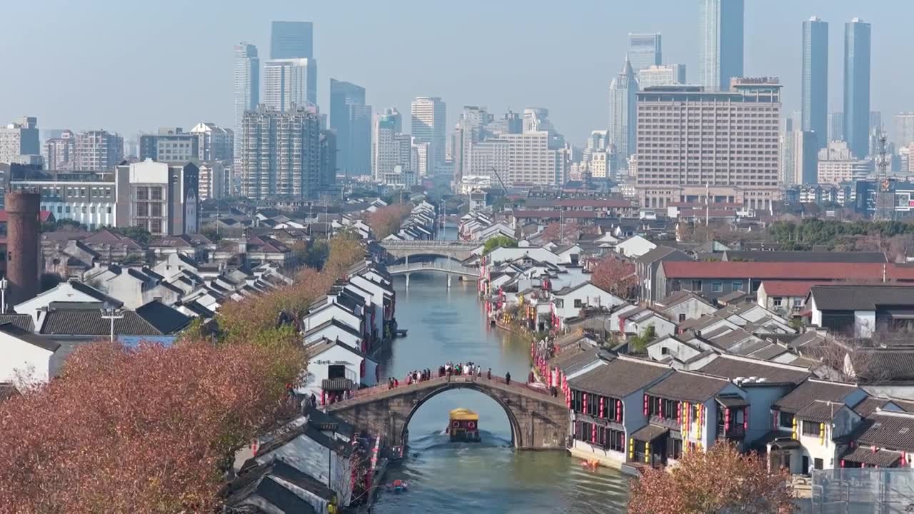 航拍无锡清名桥古运河街区与高楼大厦城市天际线视频素材画面1
