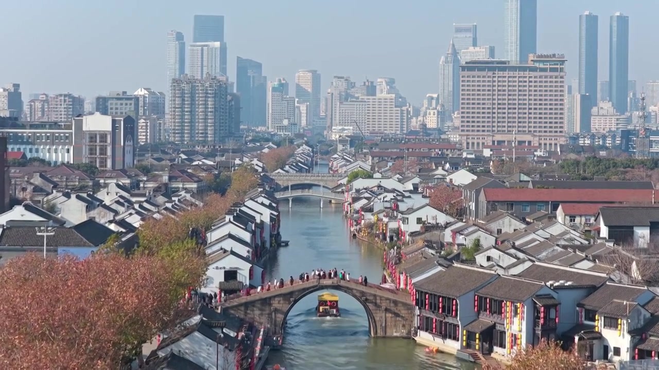 航拍无锡清名桥古运河街区与高楼大厦城市天际线视频素材画面3