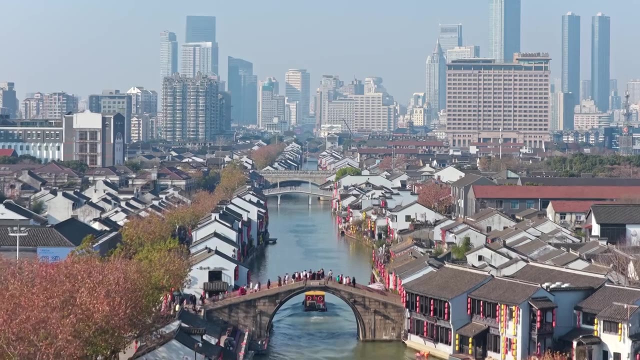 航拍无锡清名桥古运河街区与高楼大厦城市天际线视频素材画面4