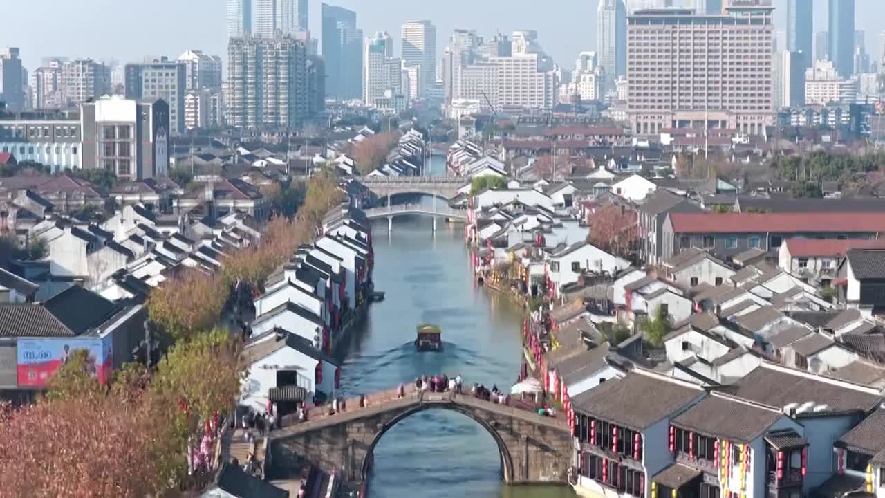 航拍无锡清名桥古运河街区与高楼大厦城市天际线视频素材画面1