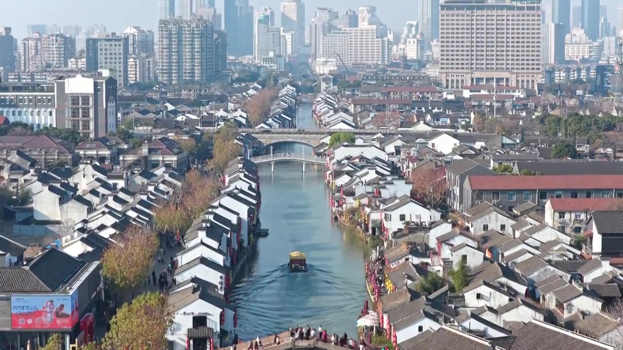 航拍无锡清名桥古运河街区与高楼大厦城市天际线视频素材画面3