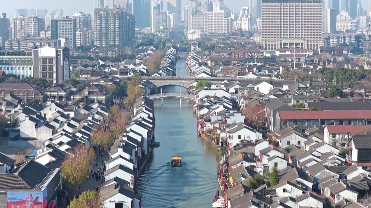 航拍无锡清名桥古运河街区与高楼大厦城市天际线视频素材画面4