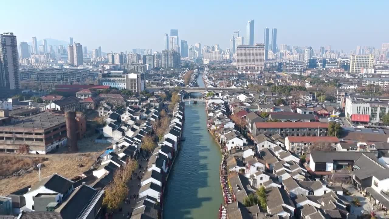 航拍无锡清名桥古运河街区与高楼大厦城市天际线视频素材画面1