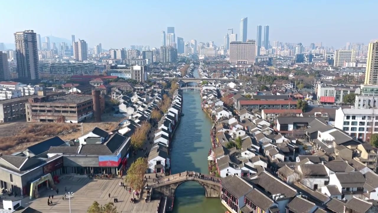 航拍无锡清名桥古运河街区与高楼大厦城市天际线视频素材画面3