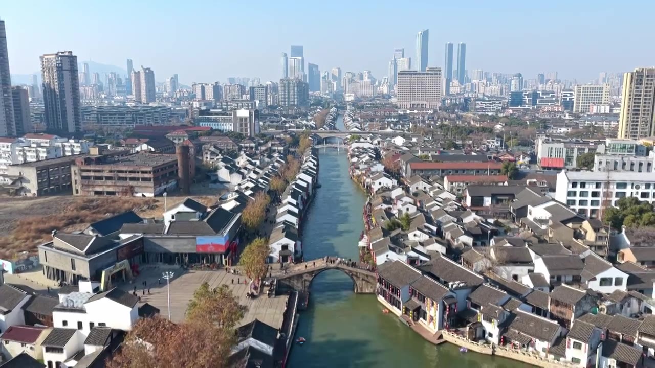 航拍无锡清名桥古运河街区与高楼大厦城市天际线视频素材画面4