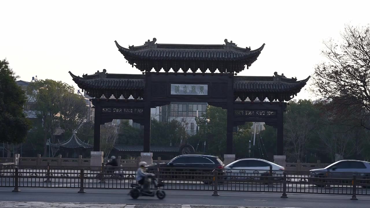 扬州东关古渡牌坊视频素材画面4