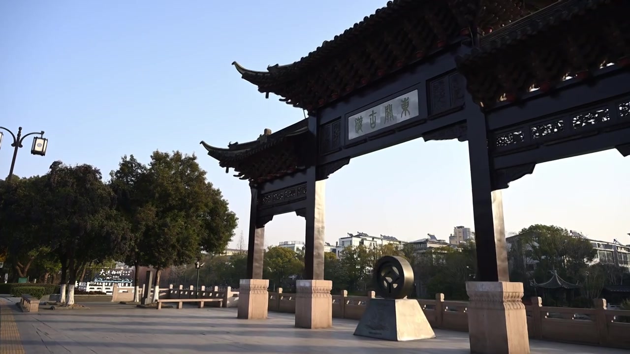 扬州东关古渡牌坊视频素材画面3
