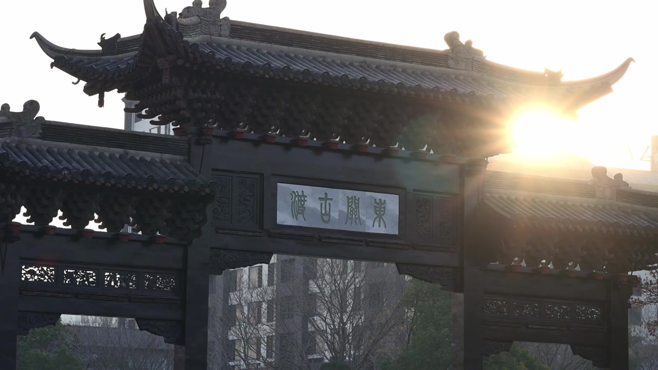 扬州东关古渡牌坊日出视频素材画面3