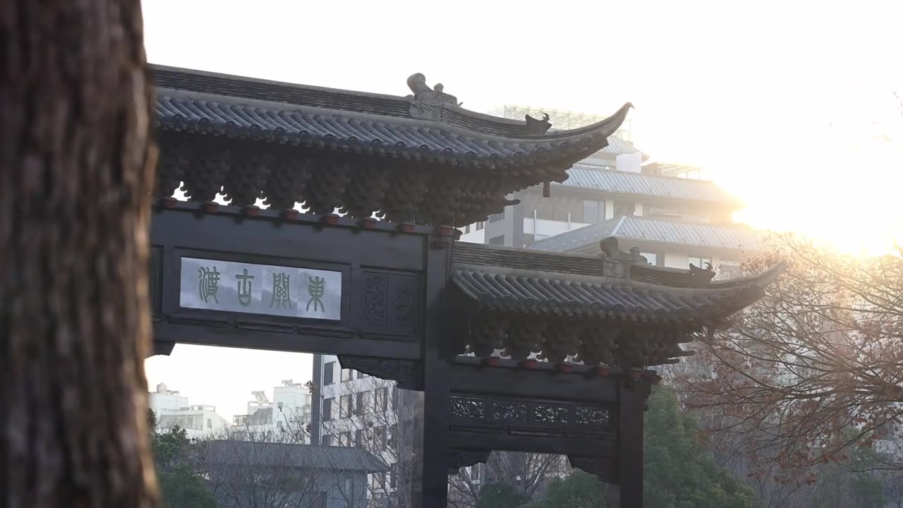 扬州东关古渡牌坊日出视频素材画面1