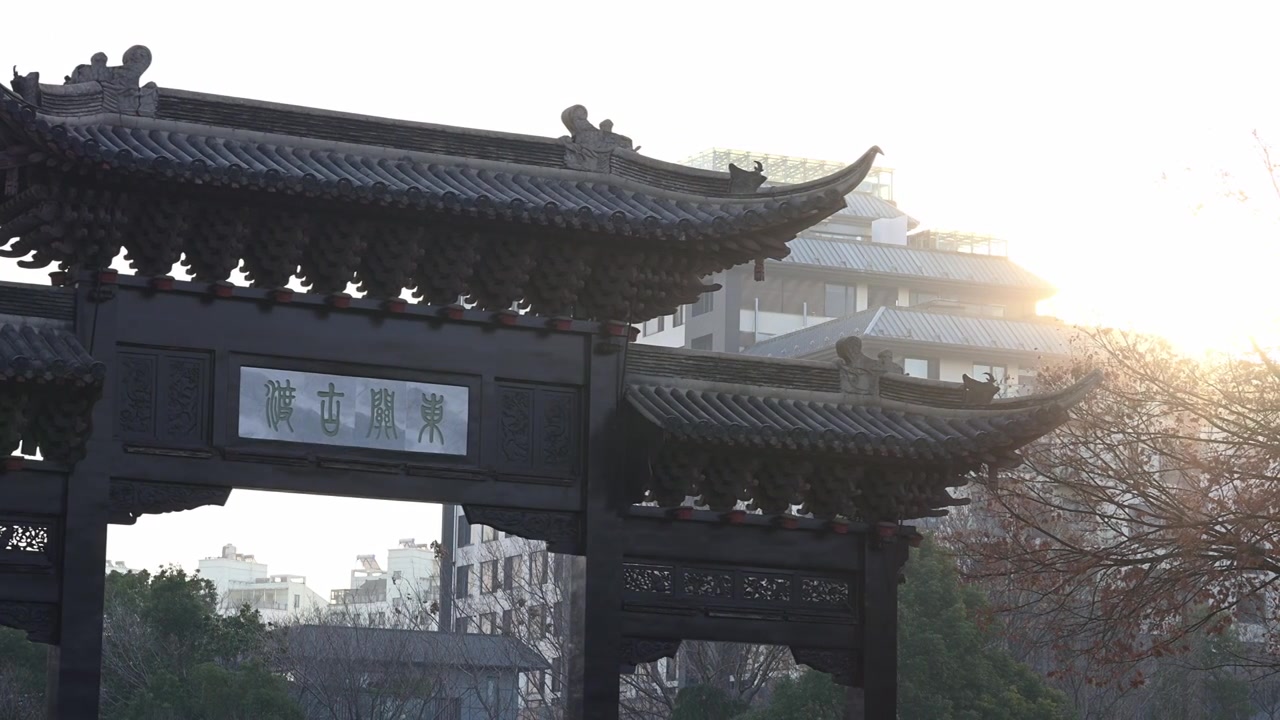 扬州东关古渡牌坊日出视频素材画面4