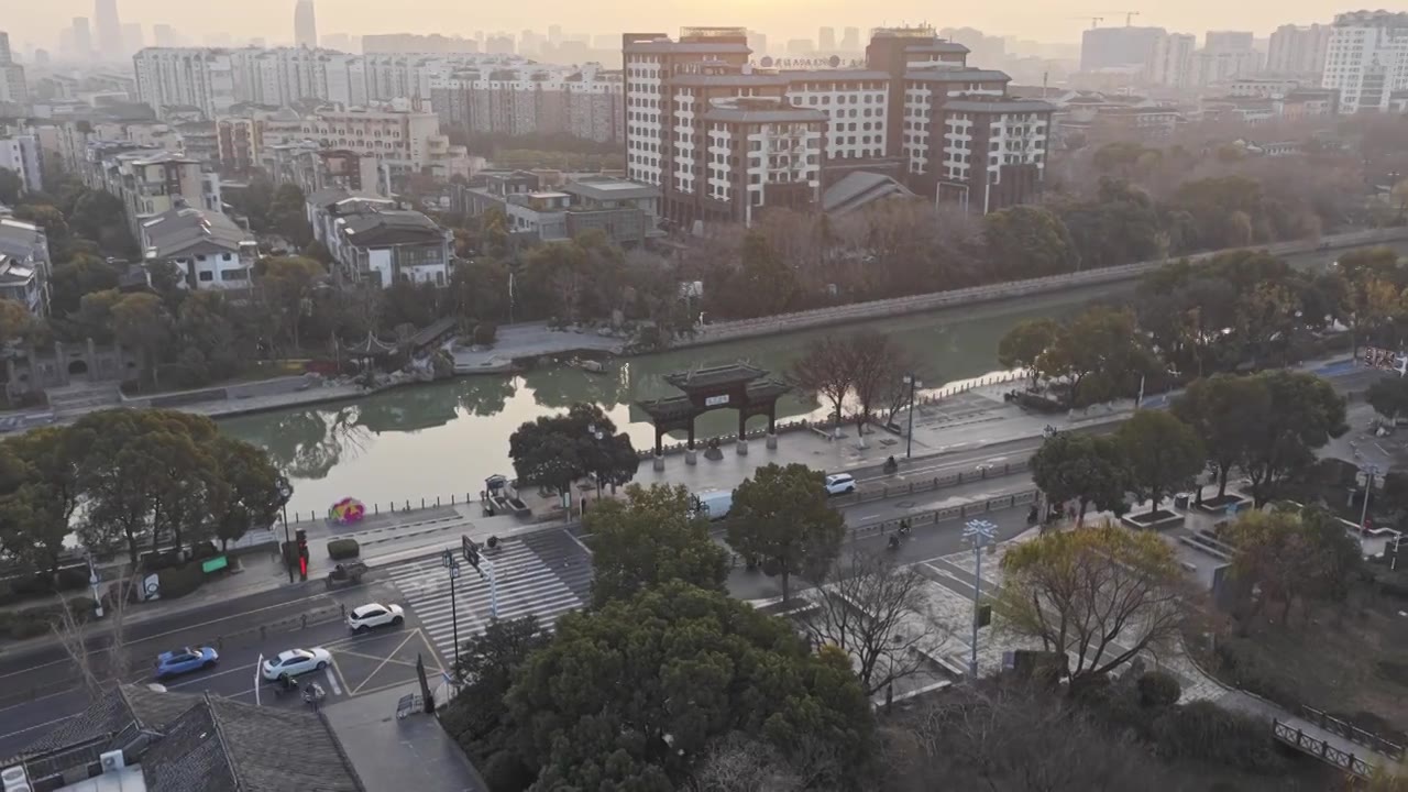 扬州东关古渡与护城河航拍视频素材画面4