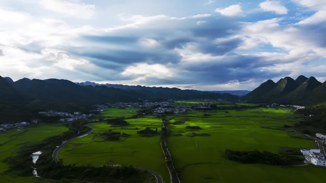 合集-贵州兴义万峰林田园风光视频素材画面1