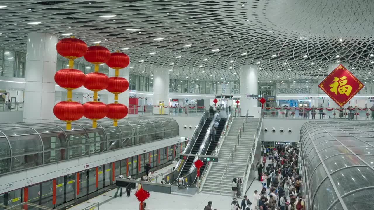 春节深圳岗厦北地铁站人来人往的人流视频素材画面1