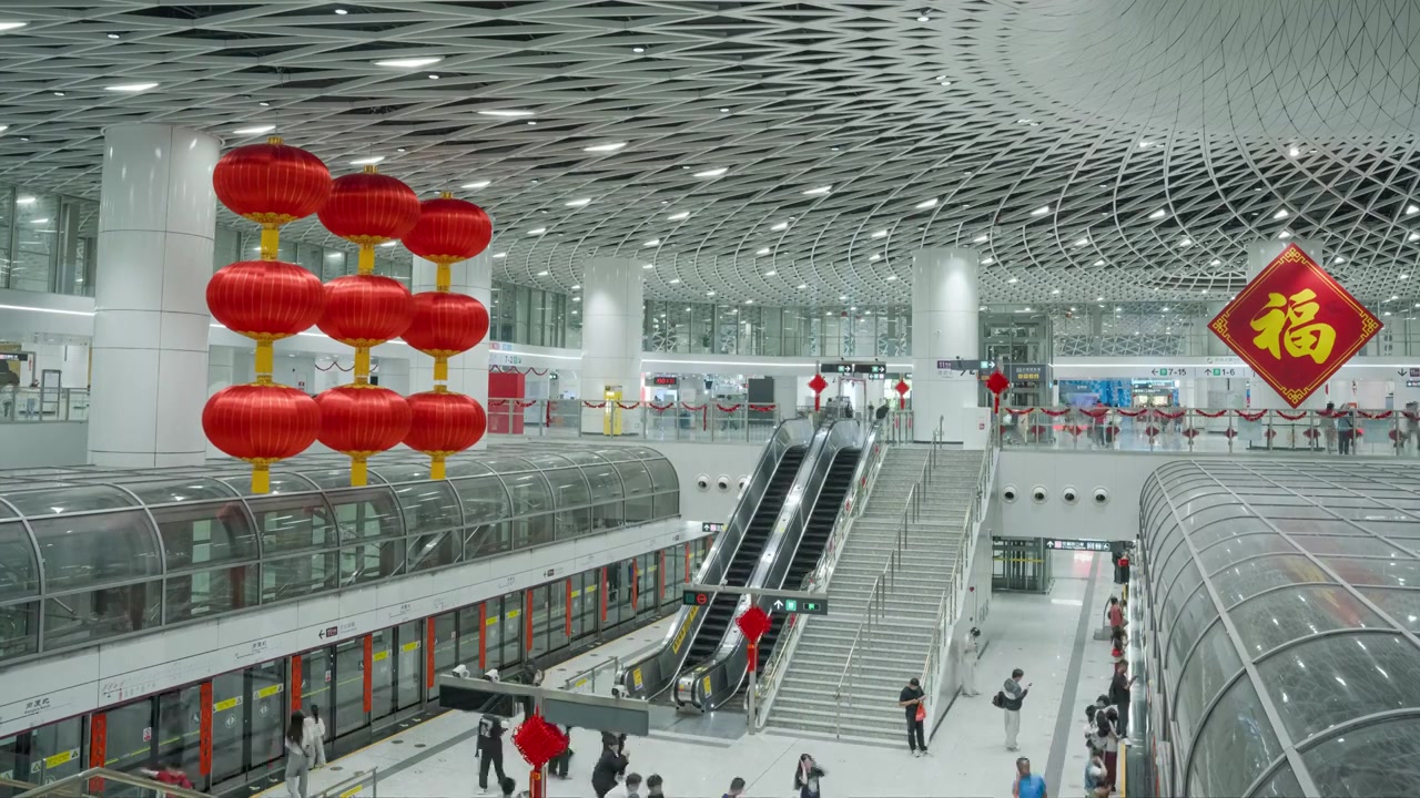 春节深圳岗厦北地铁站人来人往的人流视频素材画面3