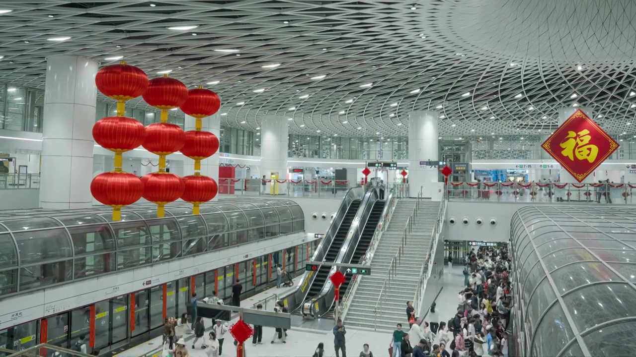 春节深圳岗厦北地铁站人来人往的人流视频素材画面4