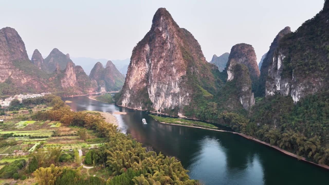阳朔黄布倒影视频素材画面1