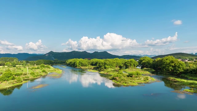 碧水蓝天下的漓江两岸田园风光视频素材