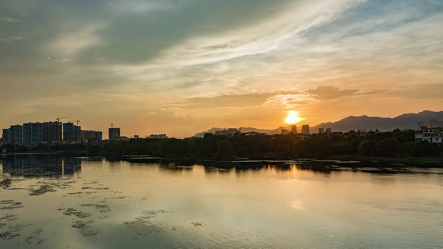 夕阳晚霞中的漓江边的城市风光视频素材