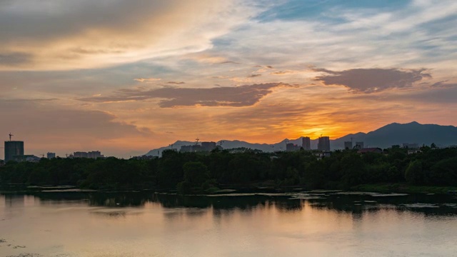 夕阳晚霞中的漓江边的城市风光视频素材