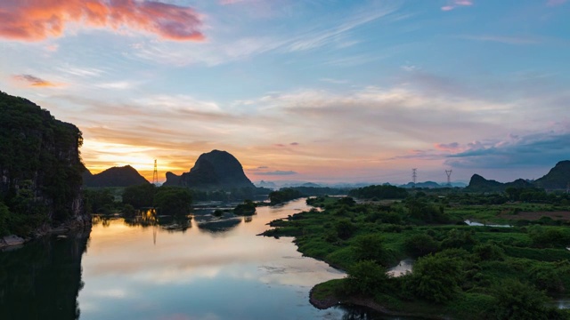 夕阳下彩霞漫天的田园风光视频素材