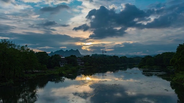 夕阳下小河两岸的田园风光视频素材