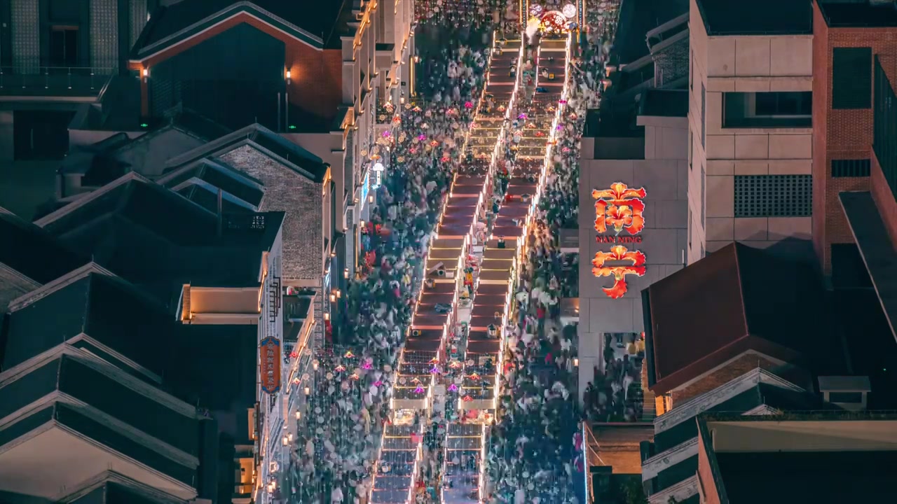 热闹的南宁中山路夜市人流夜景延时摄影视频素材画面3