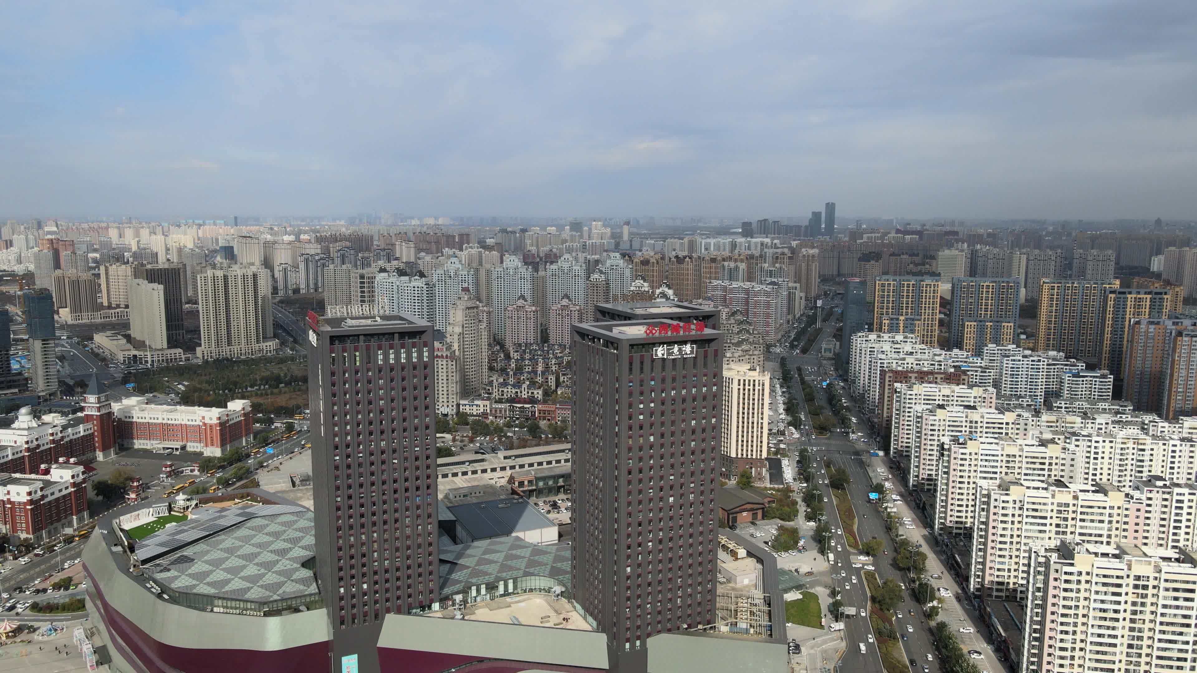 哈尔滨 西城红场航拍视频素材画面3