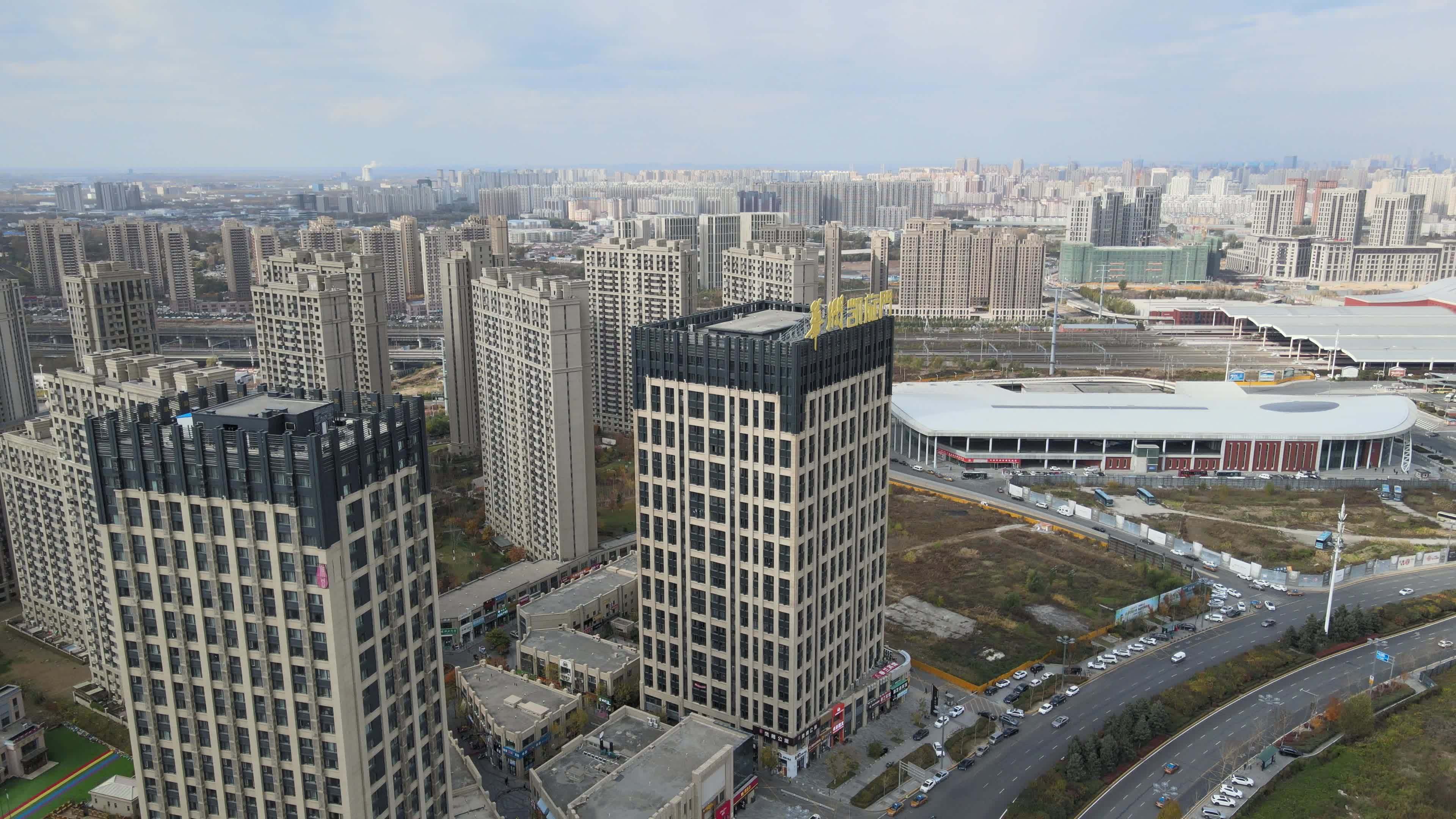 哈尔滨 西客站华润大厦视频素材画面1